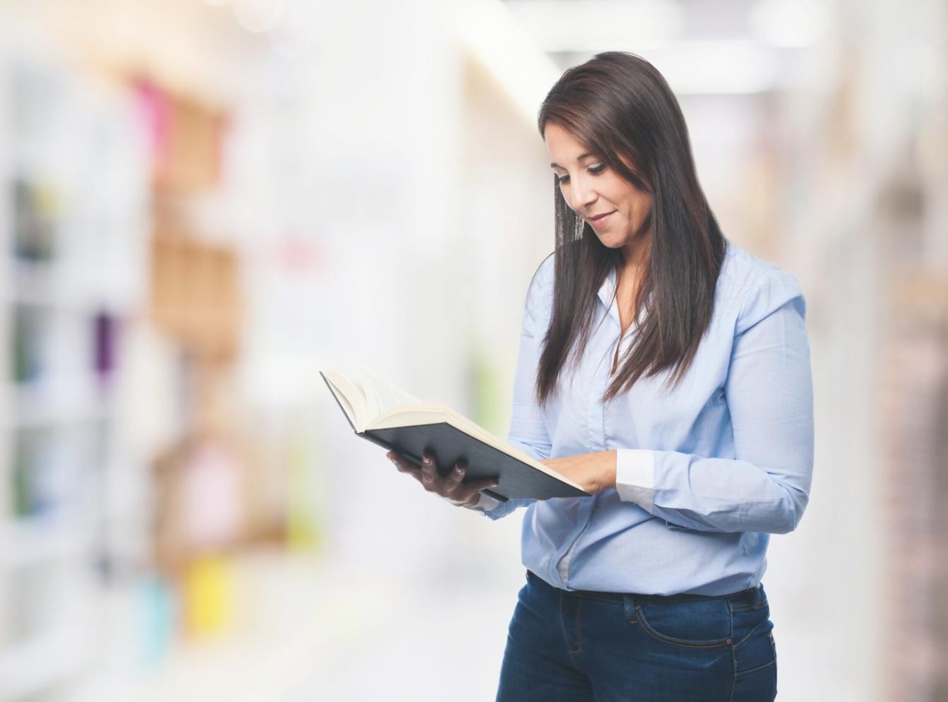 Personas aprendiendo sobre finanzas personales en un ambiente colaborativo